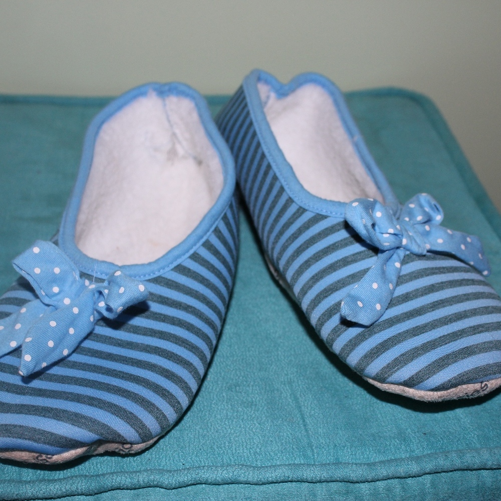 Snoozies Foot Covering Slippers